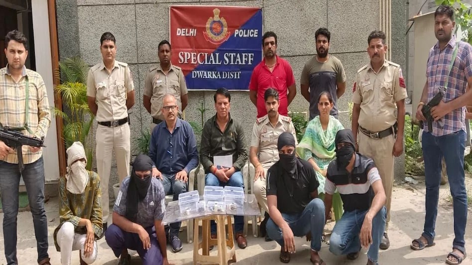 बिजनेस शुरु करने के लिए गर्लफ्रेंड-बॉयफ्रेंड की जोड़ी ने रची लूट की साजिश, गिरफ्तार बिजनेस शुरु करने के लिए गर्लफ्रेंड-बॉयफ्रेंड की जोड़ी ने रची लूट की साजिश, गिरफ्तार