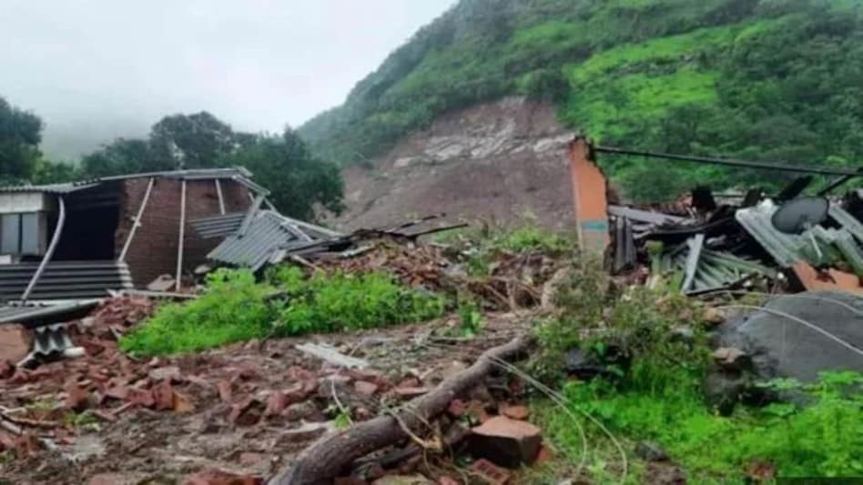 महाराष्ट्र के रायगड में लैंडस्लाइड की चपेट में आए 35 मकान, 100 से ज़्यादा मलबे में दबे महाराष्ट्र के रायगड में लैंडस्लाइड की चपेट में आए 35 मकान, 100 से ज़्यादा मलबे में दबे