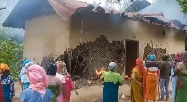 मणिपुर में गुस्साई भीड़ गांव पहुँची और फूंक दिया आरोपी का घर, पुलिस चला रही सर्च ऑपरेशन मणिपुर में गुस्साई भीड़ गांव पहुँची और फूंक दिया आरोपी का घर, पुलिस चला रही सर्च ऑपरेशन