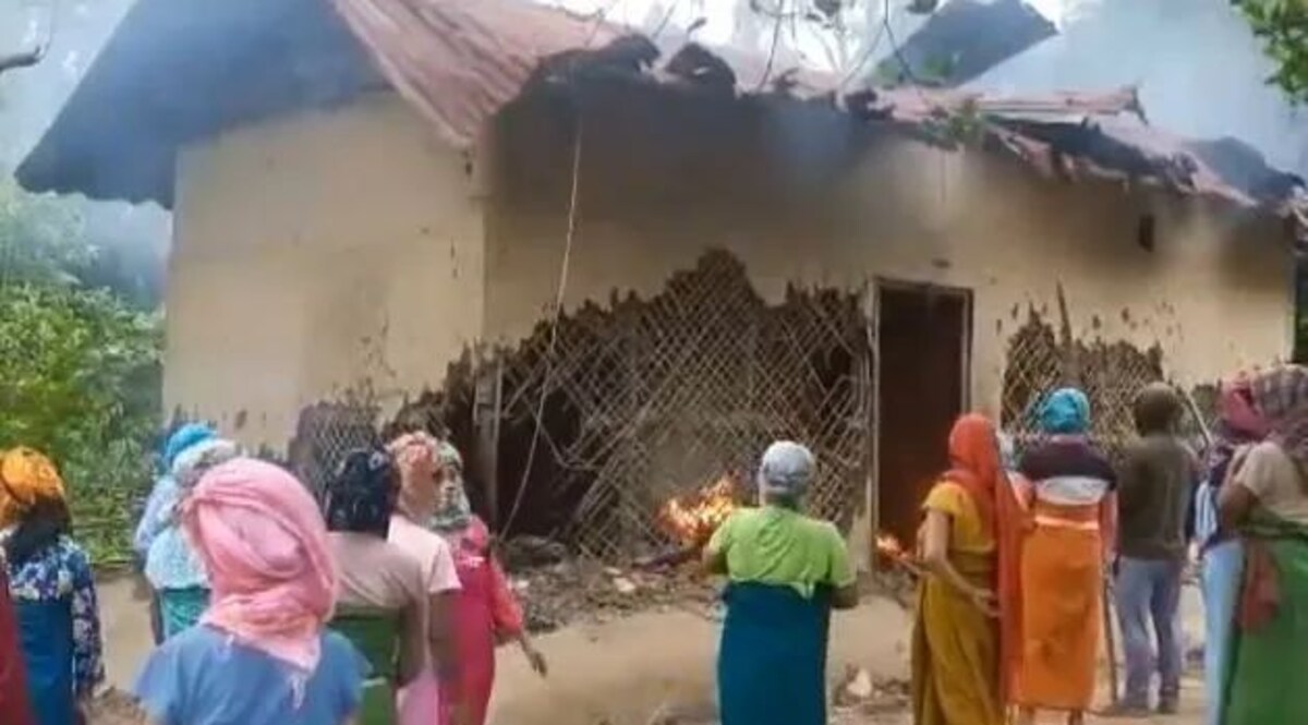 मणिपुर में गुस्साई भीड़ गांव पहुँची और फूंक दिया आरोपी का घर, पुलिस चला रही सर्च ऑपरेशन गुस्साई भीड़ ने मणिपुर में मुख्य आरोपी का घर जलाया