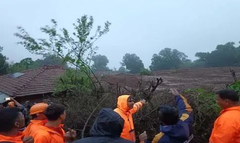 महाराष्ट्र : भूस्खलन वाली जगह पर खोज अभियान फिर शुरू; 119 ग्रामीण अब भी लापता महाराष्ट्र : भूस्खलन वाली जगह पर खोज अभियान फिर शुरू; 119 ग्रामीण अब भी लापता