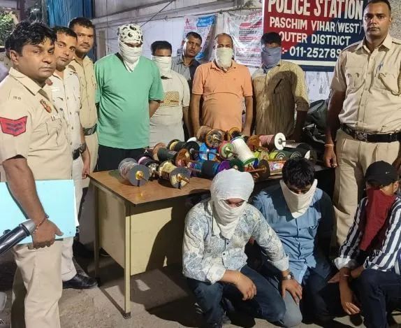 दिल्ली में चाइनीज मांझे के साथ सात लोग पकड़े गए दिल्ली में चाइनीज मांझे के साथ सात लोग पकड़े गए