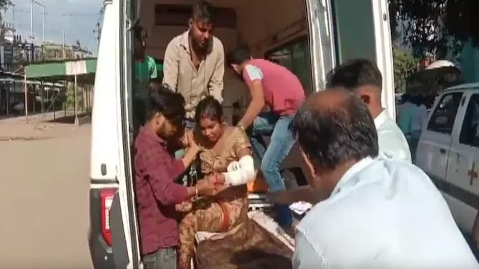 बीवी ने लगाया परफ्यूम तो बौखला गया पति, गुस्से में पति ने मार दी सीने में गोली, हालत गंभीर बीवी ने लगाया परफ्यूम तो बौखला गया पति, गुस्से में पति ने मार दी सीने में गोली, हालत गंभीर