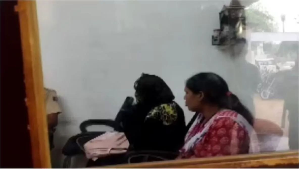 न पासपोर्ट था, न वीजा... 17 साल की लड़की पहुंच गई एयरपोर्ट, पाकिस्तान जाने की मांगने लगी टिकट, लेकिन फंस गई.... न पासपोर्ट था, न वीजा... 17 साल की लड़की पहुंच गई एयरपोर्ट, पाकिस्तान जाने की मांगने लगी टिकट, लेकि...