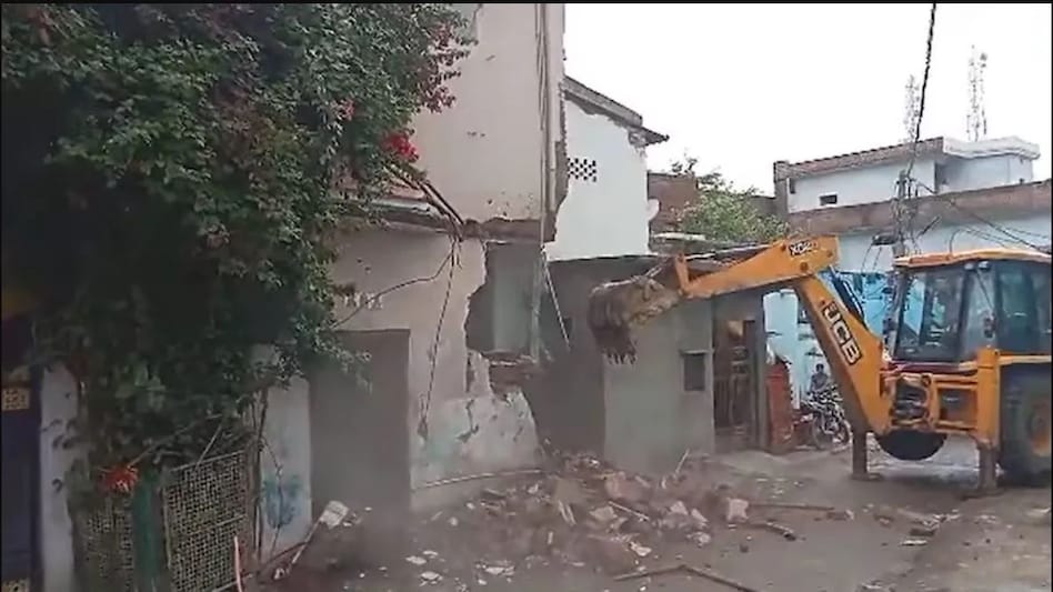 Gang Rape News: 10 साल की मासूम बच्ची से गैंगरेप, आरोपियों के घर चला बुलडोजर Gang Rape News: 10 साल की मासूम बच्ची से गैंगरेप, आरोपियों के घर चला बुलडोजर