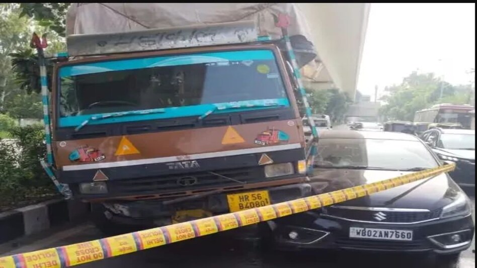 ट्रक ने कुचली कार, दिल्ली पुलिस की इंस्पेक्टर की मौत, खराबी आने पर बीच सड़क पर रुकी थी कार ट्रक ने कुचली कार, दिल्ली पुलिस की इंस्पेक्टर की मौत, खराबी आने पर बीच सड़क पर रुकी थी कार
