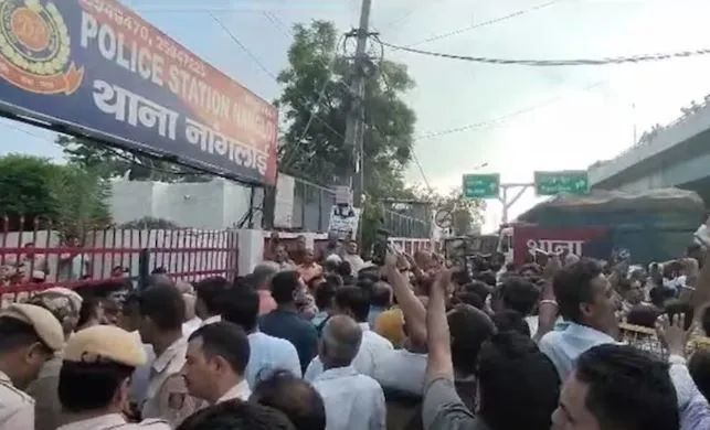 मोहर्रम के जलूस में माहौल बिगाड़ने की कोशिश, गोली मारो ...वाले नारों से फिर हुआ तनाव, तब पुलिस आई इस तरह एक्शन में नांगलोई में मोहर्रम जलूस के दौरान बवाल