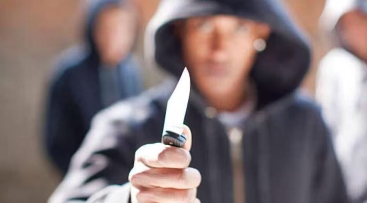 क्राइम ब्रांच की दावत में रोटी नहीं पहुंचने पर होटल में हुई चाकूबाजी Social Media