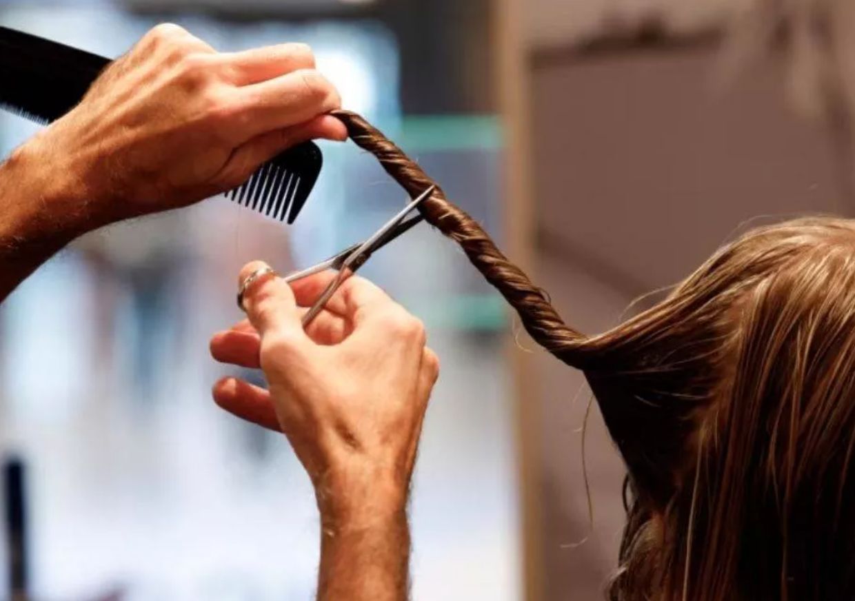 नोएडा में टीचर ने काट दिेए छात्रों के बाल, स्कूल से किया गया बर्खास्त नोएडा में टीचर ने काट दिेए छात्रों के बाल, स्कूल से किया गया बर्खास्त