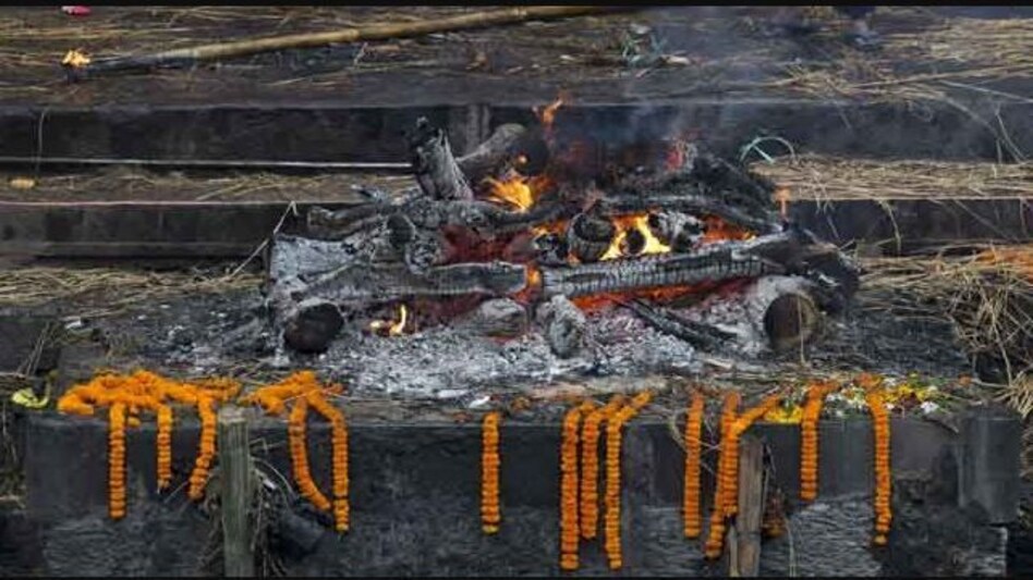 दाह संस्कार के दौरान दो लोगों ने खाया अध जले शव का मांस, पुलिस ने किया गिरफ्तार दाह संस्कार के दौरान दो लोगों ने खाया अध जले शव का मांस, पुलिस ने किया गिरफ्तार