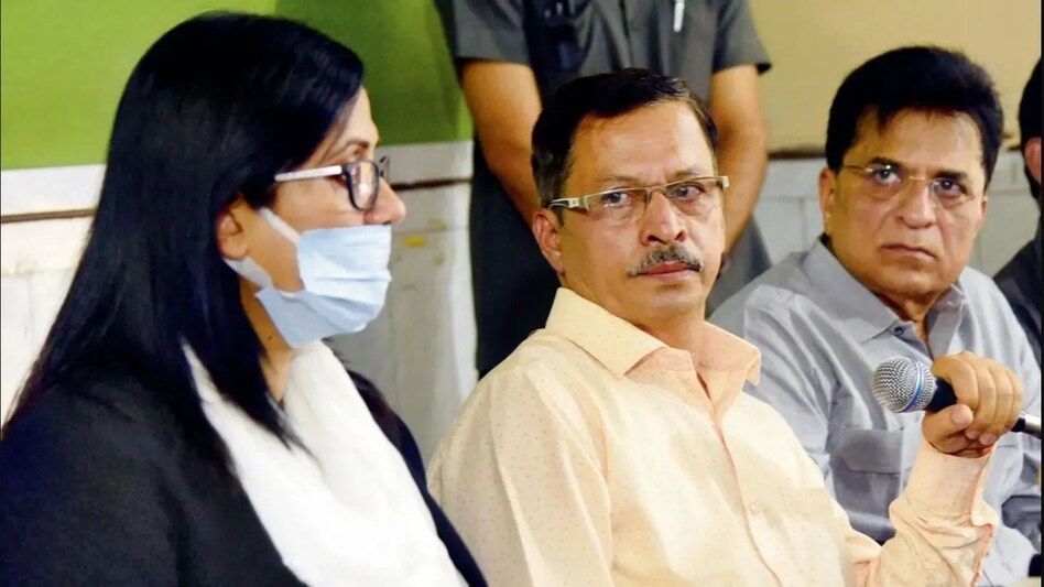 कोर्ट में रोने लगे श्रद्धा के पापा, कोर्ट को बताया की आफताब ने खुद बोला था की उसने श्रद्धा को कैसे तड़पाकर मारा कोर्ट में रोने लगे श्रद्धा के पापा, कोर्ट को बताया की आफताब ने खुद बोला था की उसने श्रद्धा को कैसे ...