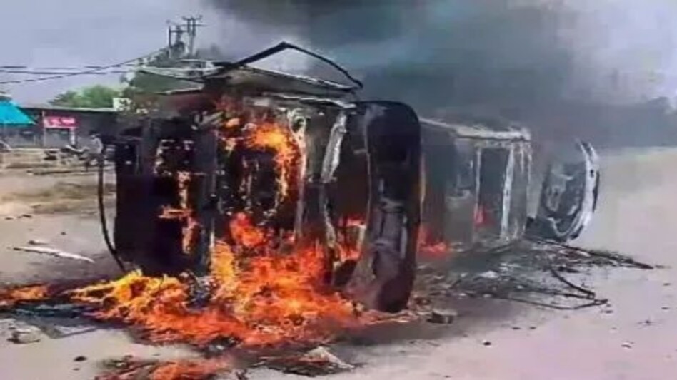 ऐसे बची एक महिला जज की जान ? साथ में थी उनकी बेटी, दंगाइयों ने उनकी कार को जलाया, अब तक 44 FIR दर्ज ऐसे बची एक महिला जज की जान ? साथ में थी उनकी बेटी, दंगाइयों ने उनकी कार को जलाया, अब तक 44 FIR दर्ज