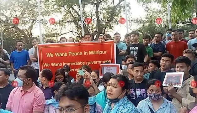 Manipur : बिष्णुपुर में झड़पों में 17 लोग घायल, इंफाल घाटी में फिर से कर्फ्यू Manipur : बिष्णुपुर में झड़पों में 17 लोग घायल, इंफाल घाटी में फिर से कर्फ्यू