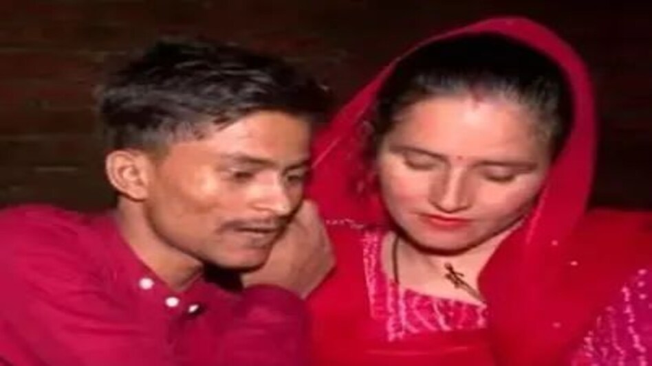 ...जब सीमा हैदर ने छुए पैर, लिया प्रोडेक्शन हाउस के मालिक का आशीर्वाद, देखें वीडियो ...जब सीमा हैदर ने छुए पैर, लिया प्रोडेक्शन हाउस के मालिक का आशीर्वाद, देखें वीडियो