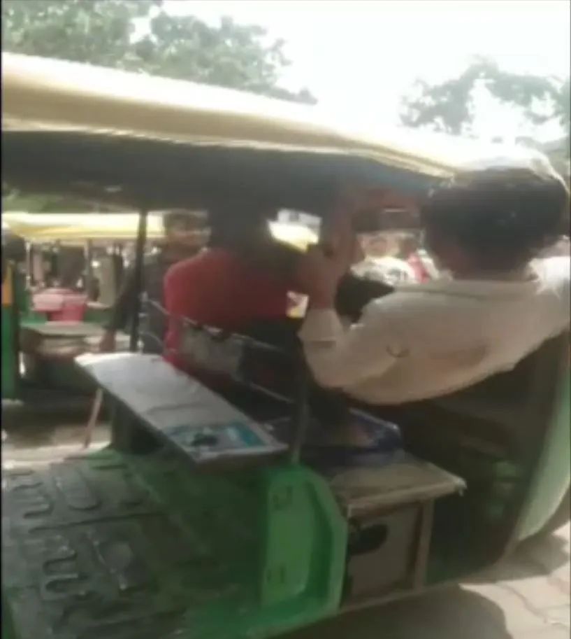 ETAWAH News : बेरहमी से ऑटो चालक को पीटने का वीडियो हुआ सोशल मीडिया पर वायरल