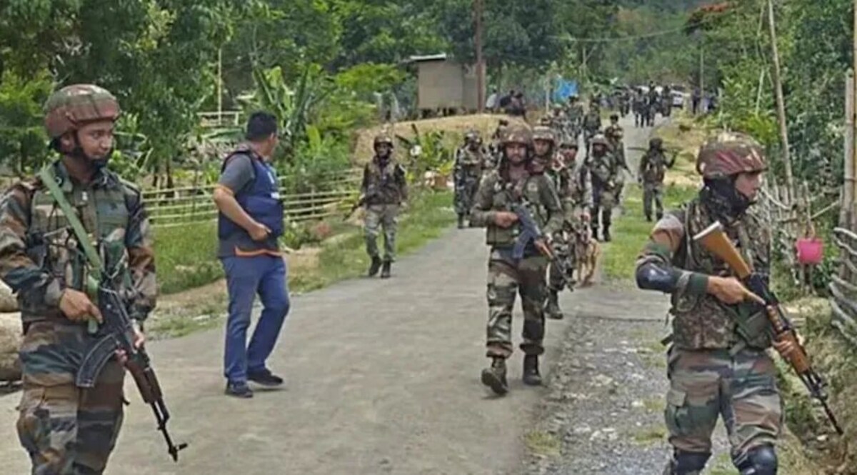मणिपुर में उग्रवादियों ने तीन व्यक्तियों की हत्या की, कर्फ्यू में ढील की अवधि घटाई गई कर्फ्यू में ढील की अवधि घटाई गई