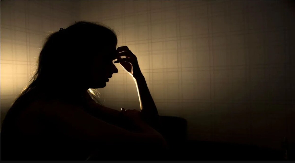 पति WhatsApp पर गंदे मैसेज भेजता है और रास्ते में करता है छेड़छाड़, पत्नी पहुंची पुलिस स्टेशन Crime News