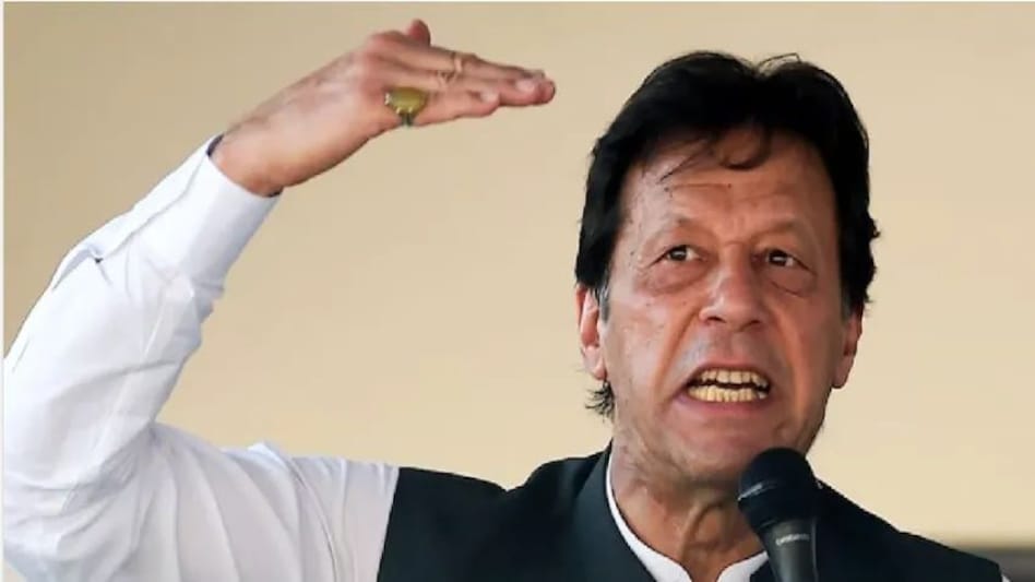 इमरान खान को मक्खियों, खटमल से भरी कोठरी में रखा गया है: मीडिया रिपोर्ट इमरान खान को मक्खियों, खटमल से भरी कोठरी में रखा गया है: मीडिया रिपोर्ट