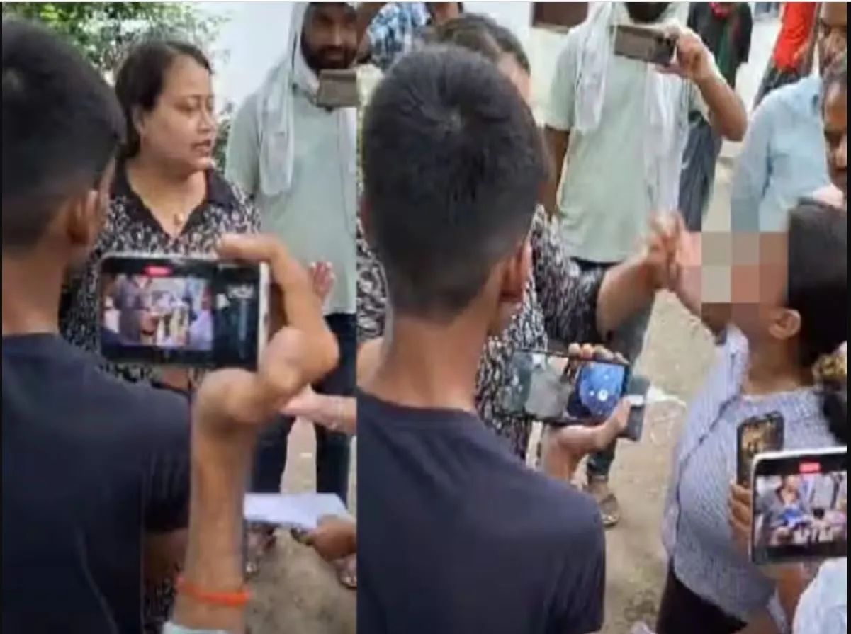 जमीन पर कब्जा दिलवाने पहुंची नायब तहसीलदार ने छात्रा को थप्पड़, अंग्रेजी बोलना पड़ा महंगा! जमीन पर कब्जा दिलवाने पहुंची नायब तहसीलदार ने छात्रा को थप्पड़, अंग्रेजी बोलना पड़ा महंगा!
