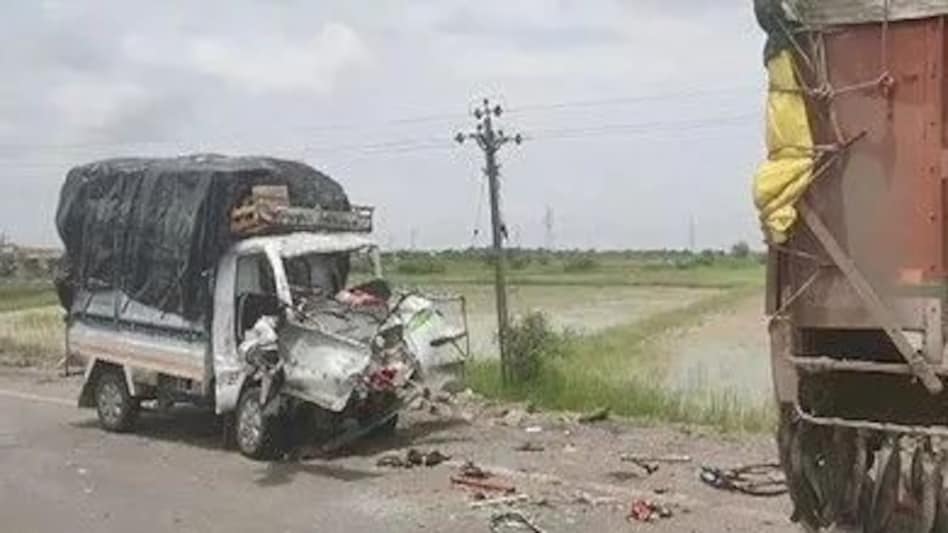 अहमदाबाद राजकोट हाइवे पर मिनी ट्रक पीछे से टैंकर से टकराया, 10 की मौत अहमदाबाद राजकोट हाइवे पर मिनी ट्रक पीछे से टैंकर से टकराया, 10 की मौत