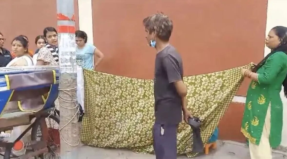 लखनऊ में राजभवन के सामने महिला ने रोड पर दिया बच्चे को जन्म, महिलाओं ने कराया प्रसव Woman gives birth to a child on the road in front of Raj Bhavan in Lucknow