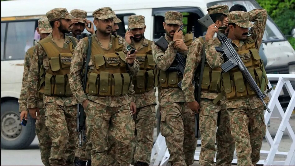 Pakistan: ग्वादर में BLA ने किया चीनी इंजीनियरों के काफिले पर अटैक, 4 चीनी नागरिक और 9 पाक सैनिकों को मार गिराने का दावा Pakistan: ग्वादर में BLA ने किया चीनी इंजीनियरों के काफिले पर अटैक, 4 चीनी नागरिक और 9 पाक सैनिकों ...