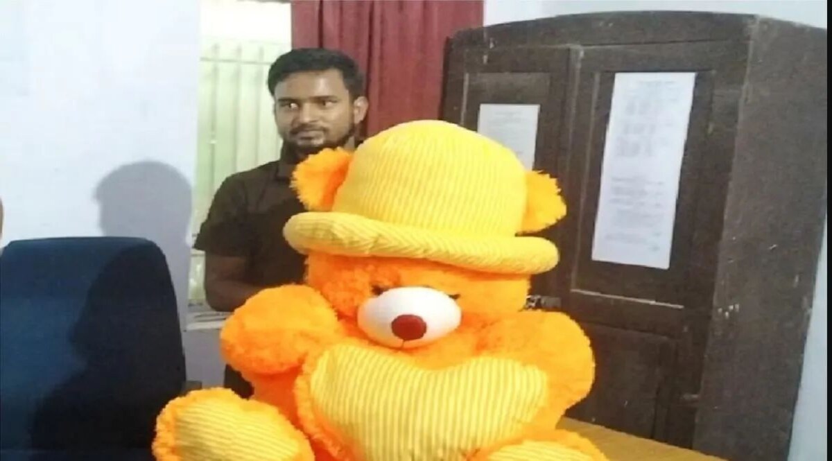 टेडी बियर में रखकर हो रही थी शराब की तस्करी, स्कैनर की मदद से किया गया बरामद, चाचा भी गिरफ्तार चाचा ने भतीजे का टेडी बियर पकड़ रखा था
