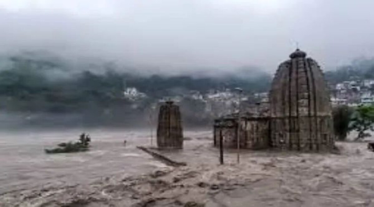 हिमाचल में कुदरत का बरसा कहर. पहाड़ तोड़ बरसात से शिमला में शिव मंदिर धंसा, सोलन में फटे बादल बरसी मौत मंडी में तीन सौ साल पुराना शिव मंदिर बाढ़ के पानी से घिरा