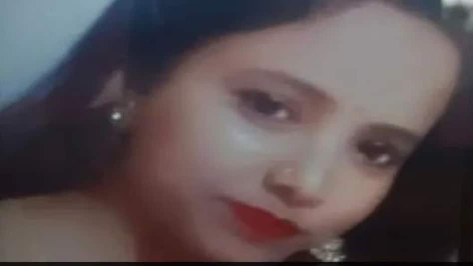 खूबसूरत बीवी के इंस्टाग्राम पर बढ़े फॉलोवर्स तो शक व जलन में पति ने किया मर्डर, 15 साल पहले की थी लव मैरिज खूबसूरत बीवी के इंस्टाग्राम पर बढ़े फॉलोवर्स तो शक व जलन में पति ने किया मर्डर, 15 साल पहले की थी ल...