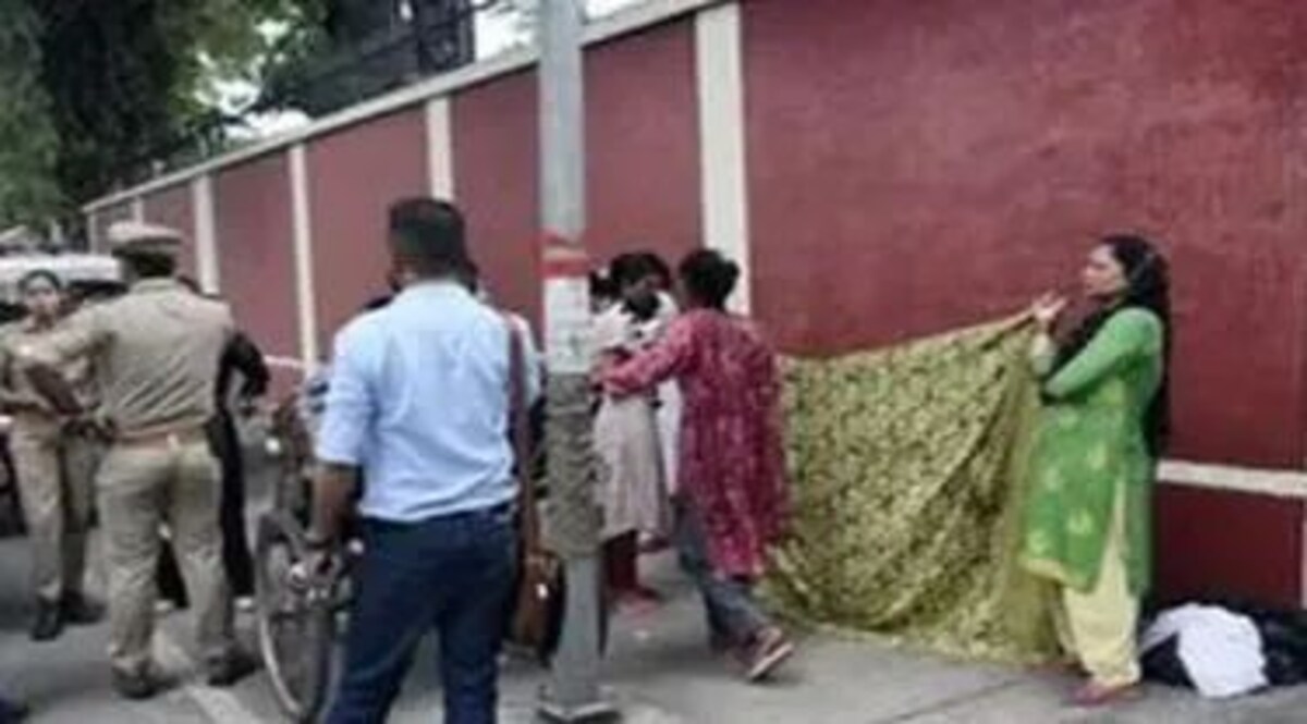 राजभवन के निकट महिला ने सड़क किनारे बच्चे को जन्म दिया, डॉक्टरों ने मृत घोषित किया Lucknow Baby Birth at Roadside