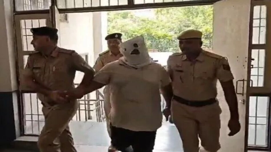 नूंह हिंसा का आरोपी बिट्टू बजरंगी इन आरोपों में भेजा गया जेल, इतनी तलवार भी पुलिस ने जब्त की नूंह हिंसा का आरोपी बिट्टू बजरंगी इन आरोपों में भेजा गया जेल, इतनी तलवार भी पुलिस ने जब्त की