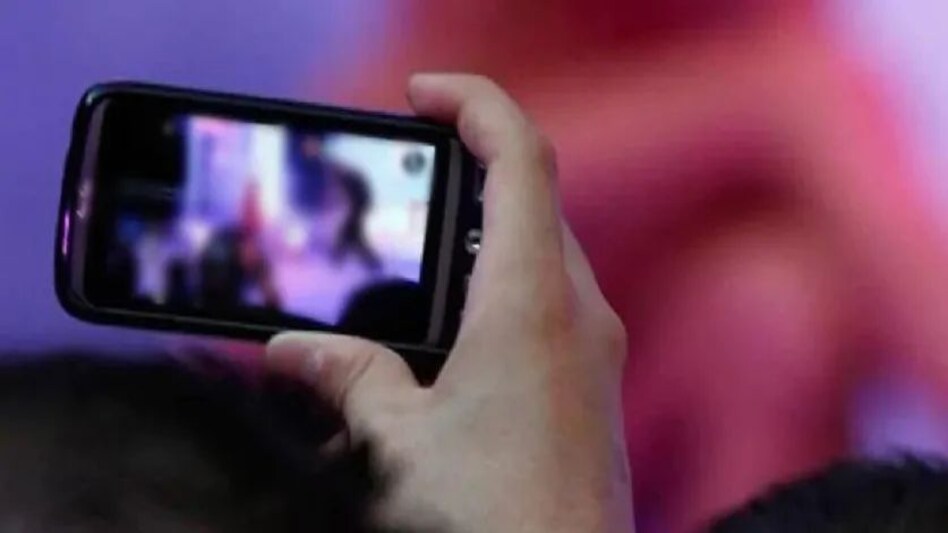 बुर्का पहनकर मॉल के लेडीज बाथरुम में घुसा, बना रहा था न्यूड वीडियो, युवक गिरफ्तार बुर्का पहनकर मॉल के लेडीज बाथरुम में घुसा, बना रहा था न्यूड वीडियो, युवक गिरफ्तार