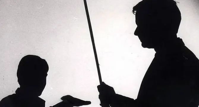 स्कूल की ट्यूशन फीस नहीं भरी तो मिली ये सजा, छात्र को फर्श पर बैठने को किया मजबूर जांच जारी