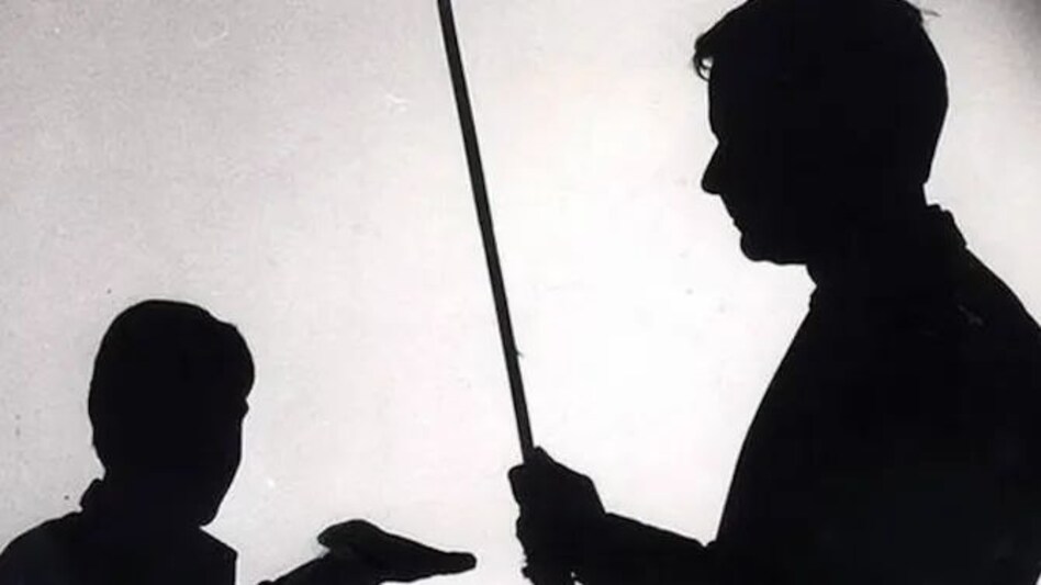 स्कूल की ट्यूशन फीस नहीं भरी तो मिली ये सजा, छात्र को फर्श पर बैठने को किया मजबूर स्कूल की ट्यूशन फीस नहीं भरी तो मिली ये सजा, छात्र को फर्श पर बैठने को किया मजबूर