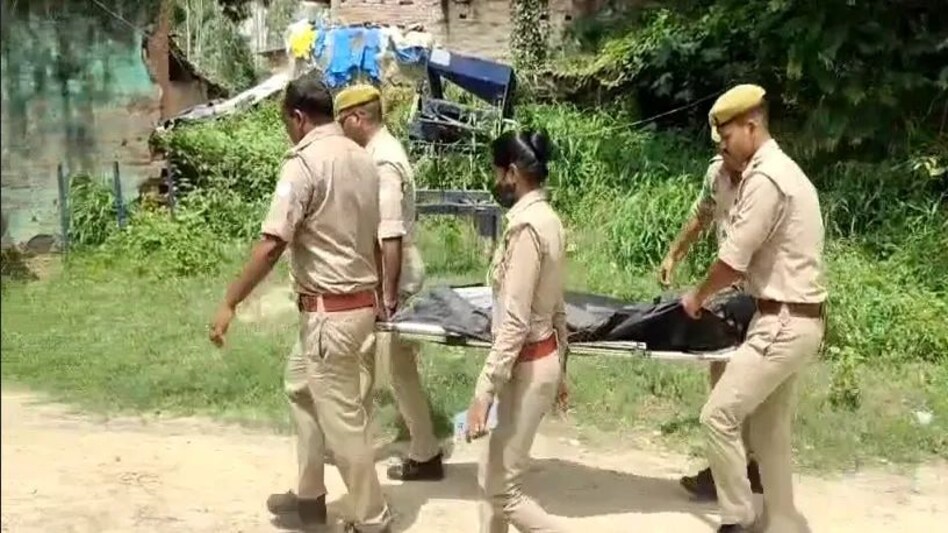 यूपी के कौशांबी में हॉरर किलिंग, प्रेमी से की फोन पर बात, पिता-भाई ने कुल्हाड़ी से काट डाला यूपी के कौशांबी में हॉरर किलिंग, प्रेमी से की फोन पर बात, पिता-भाई ने कुल्हाड़ी से काट डाला