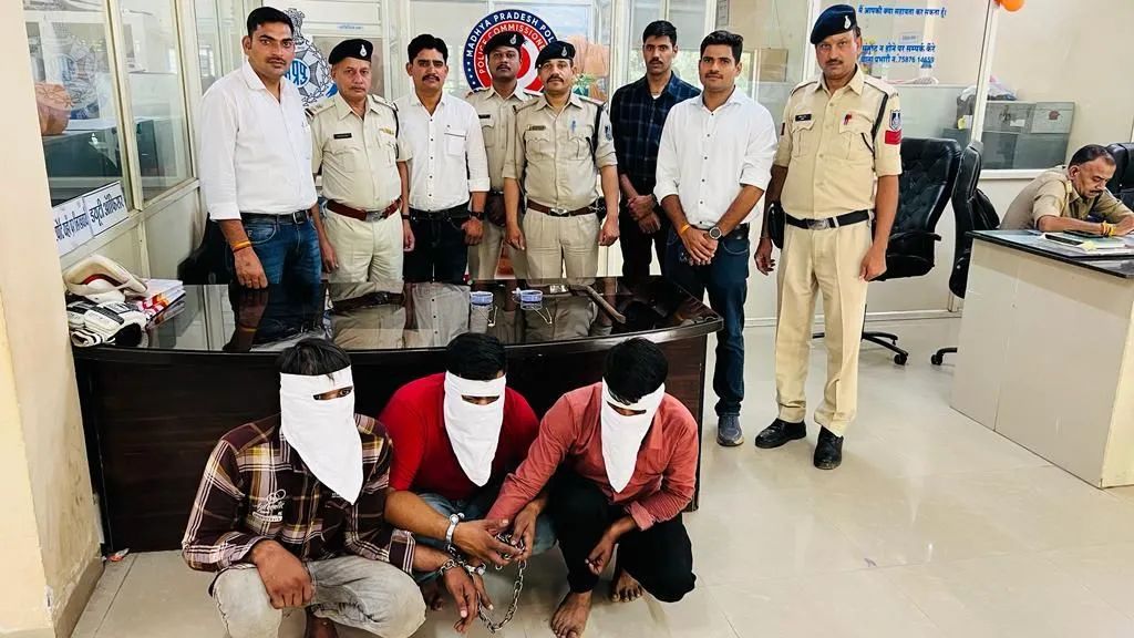 गर्लफ्रेंड को दिलानी थी महंगी नेल पॉलिश, लिपिस्टिक, तो शातिर चोर बन गए ये लड़के, छील देते थे औरतों ...