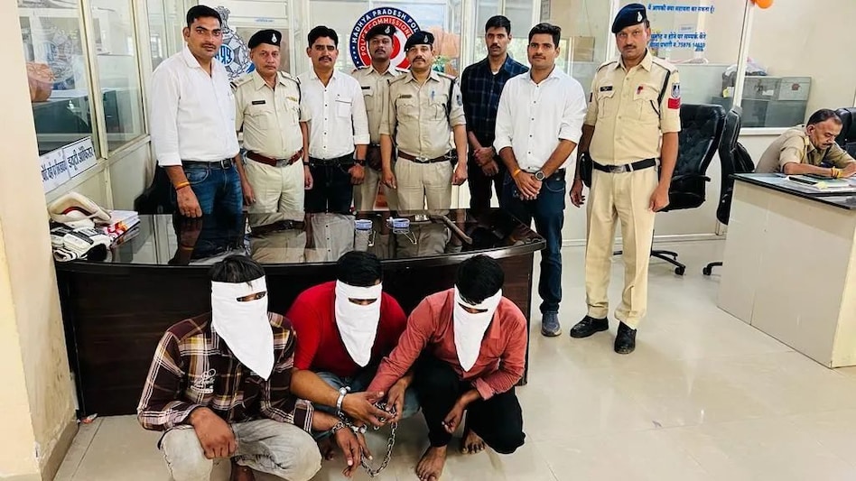 गर्लफ्रेंड को दिलानी थी महंगी नेल पॉलिश, लिपिस्टिक, तो शातिर चोर बन गए ये लड़के, छील देते थे औरतों का गला गर्लफ्रेंड को दिलानी थी महंगी नेल पॉलिश, लिपिस्टिक, तो शातिर चोर बन गए ये लड़के, छील देते थे औरतों ...