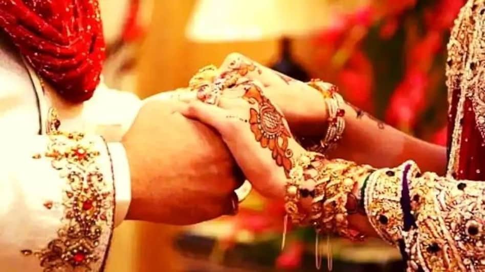 माला पहनाकर या अंगूठी देकर, बिना पंडित के भी शादी कानूनी मान्य होगी : सुप्रीम कोर्ट माला पहनाकर या अंगूठी देकर, बिना पंडित के भी शादी कानूनी मान्य होगी : सुप्रीम कोर्ट