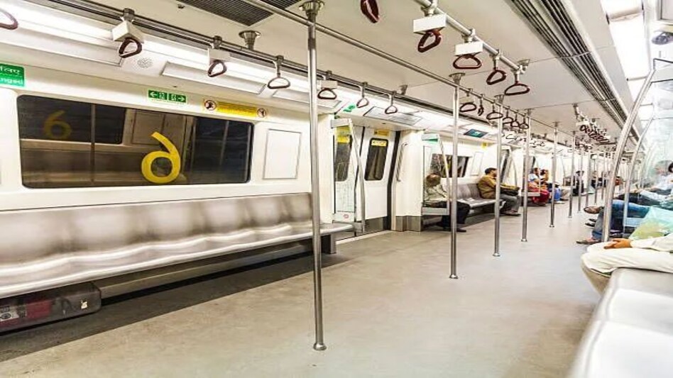 Delhi Metro में युवक हस्तमैथुन करने लगा, फिर नाबालिग लड़की पर अपना स्पर्म गिरा दिया, आरोपी गिरफ्तार Delhi Metro में युवक हस्तमैथुन करने लगा, फिर नाबालिग लड़की पर अपना स्पर्म गिरा दिया, आरोपी गिरफ्तार