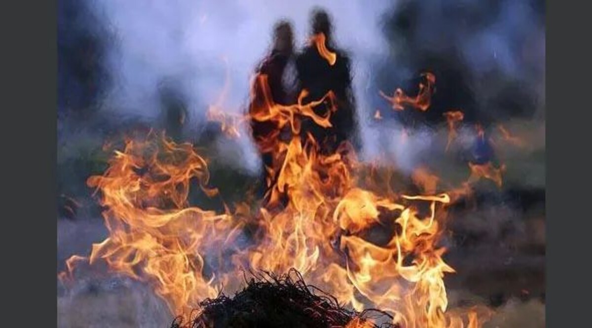 मां की लाश, पांच बहनों का कंधा, ठाणे में परंपराओं को तोड़ बेटियों ने किया मां का अंतिम संस्कार फाइल फोटो