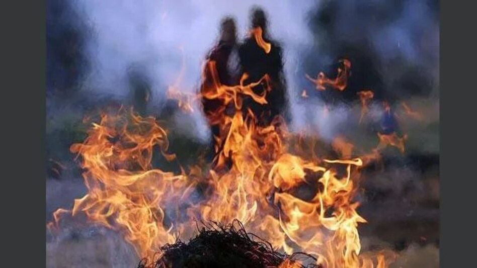 मां की लाश, पांच बहनों का कंधा, ठाणे में परंपराओं को तोड़ बेटियों ने किया मां का अंतिम संस्कार मां की लाश, पांच बहनों का कंधा, ठाणे में परंपराओं को तोड़ बेटियों ने किया मां का अंतिम संस्कार