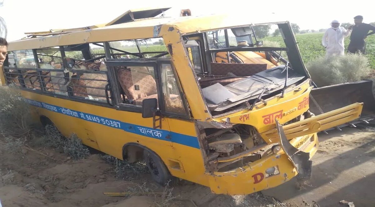 हनुमानगढ़ में स्कूल वैन पलटी, 24 बच्चे जख्मी, टायर फटने से हुआ हादसा टायर फटने से हुआ हादसा