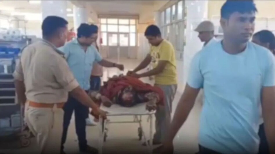Mirzapur: आग लगाकर पुलिस चौकी में घुसा वॉचमैन, महिला से छेड़खानी का लगा था आरोप Mirzapur: आग लगाकर पुलिस चौकी में घुसा वॉचमैन, महिला से छेड़खानी का लगा था आरोप