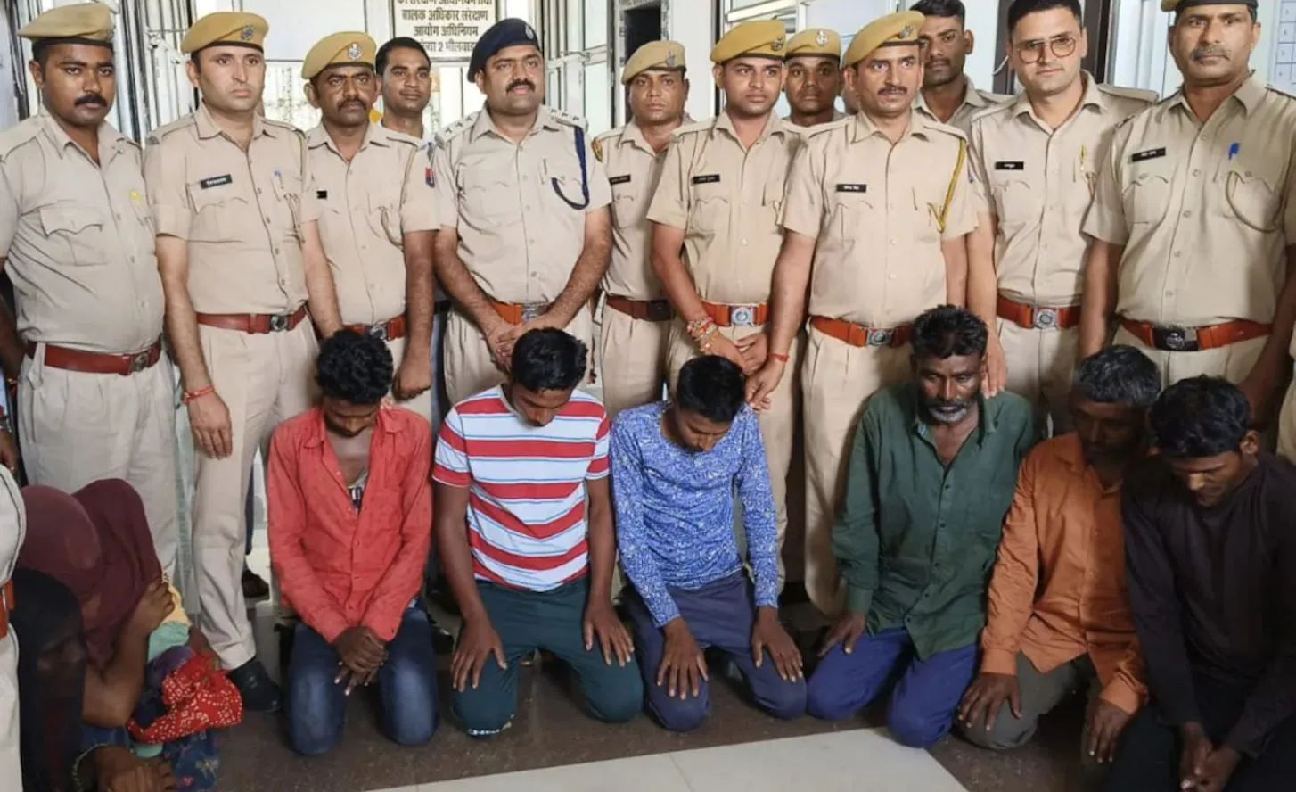 3 बार रेप कर नाबालिग को जिंदा जलाया फिर फावड़े से काटा, रूह कंपा देने वाला है 473 पन्नों की चार्जशीट 3 बार रेप कर नाबालिग को जिंदा जलाया फिर फावड़े से काटा, रूह कंपा देने वाला है 473 पन्नों की चार्जशी...