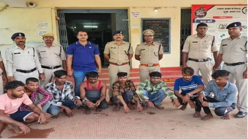 रायपुर गैंगरेप में 10 आरोपियों में पुलिसवाले का बेटा भी, ASI पिता ने गिरफ्तार कर लॉकअप में डाला रायपुर गैंगरेप में 10 आरोपियों में पुलिसवाले का बेटा भी, ASI पिता ने गिरफ्तार कर लॉकअप में डाला