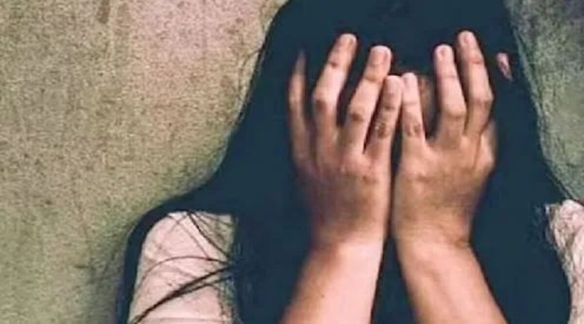 ये कैसी पुलिस? सब इंस्पेक्टर के सामने महिला से हो रहा था रेप, वो बस देखता रहा! प्रतिकात्मक तस्वीर