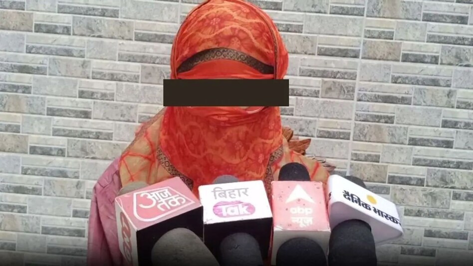 स्कूल मालिक के बेटे ने 2 साल तक किया रेप, टीचर बच्ची को उसके कमरे में छोड़कर बाहर से गेट लॉक करके चौकीदारी करती थी स्कूल मालिक के बेटे ने 2 साल तक किया रेप, टीचर बच्ची को उसके कमरे में छोड़कर बाहर से गेट लॉक करके च...