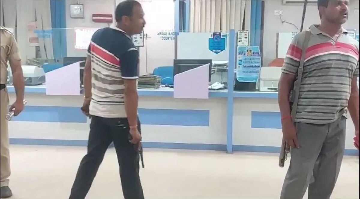 यूट्यूब से सीखकर पहुँचा बैंक लूटने, इलेक्ट्रॉनिक लॉकर भी तोड़ा मगर अलार्म बज गया पुरुलिया में बैंक डकैती के बाद छानबीन करती पुलिस