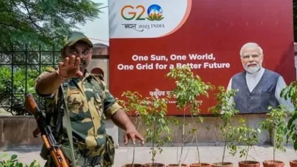 G 20 Summit : दिल्ली की हुई किलेबंदी, पुलिस के 50 हजार से ज्यादा जवान सुरक्षा में तैनात, नई दिल्ली इलाके में कड़ी चौकसी G 20 Summit : दिल्ली की हुई किलेबंदी, पुलिस के 50 हजार से ज्यादा जवान सुरक्षा में तैनात, नई दिल्ली ...