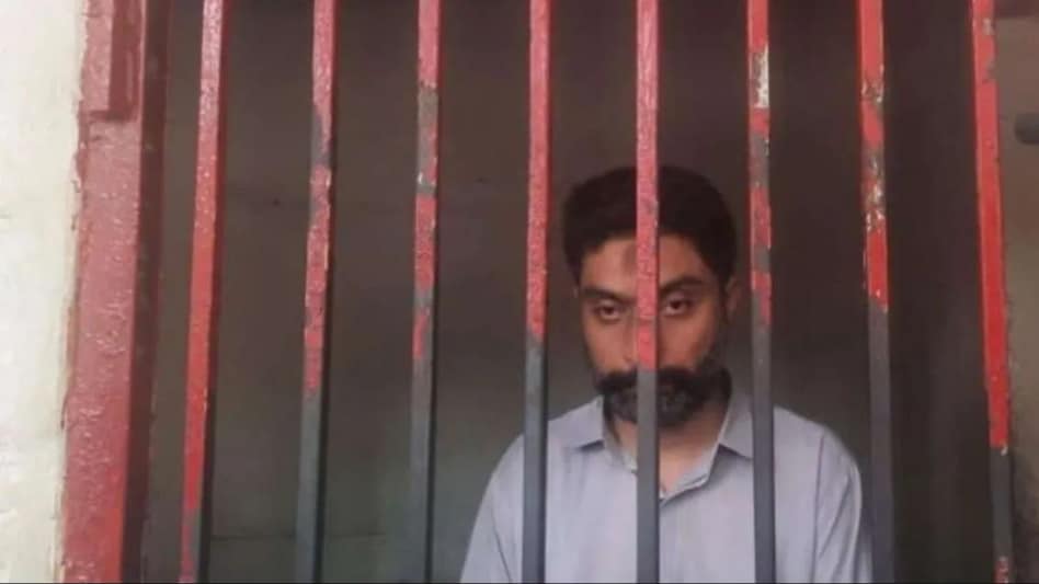 45 महिलाओं संग किया रेप, CCTV फुटेज दिखाकर करता था ब्लैकमेल, रेपिस्ट स्कूल प्रिंसिपल गिरफ्तार 45 महिलाओं संग किया रेप, CCTV फुटेज दिखाकर करता था ब्लैकमेल, रेपिस्ट स्कूल प्रिंसिपल गिरफ्तार